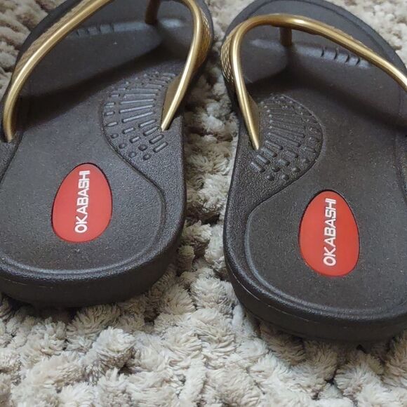 New Okabashi‎ Women's Size M Gold Sandals Flip Flops - Picture 3 of 5